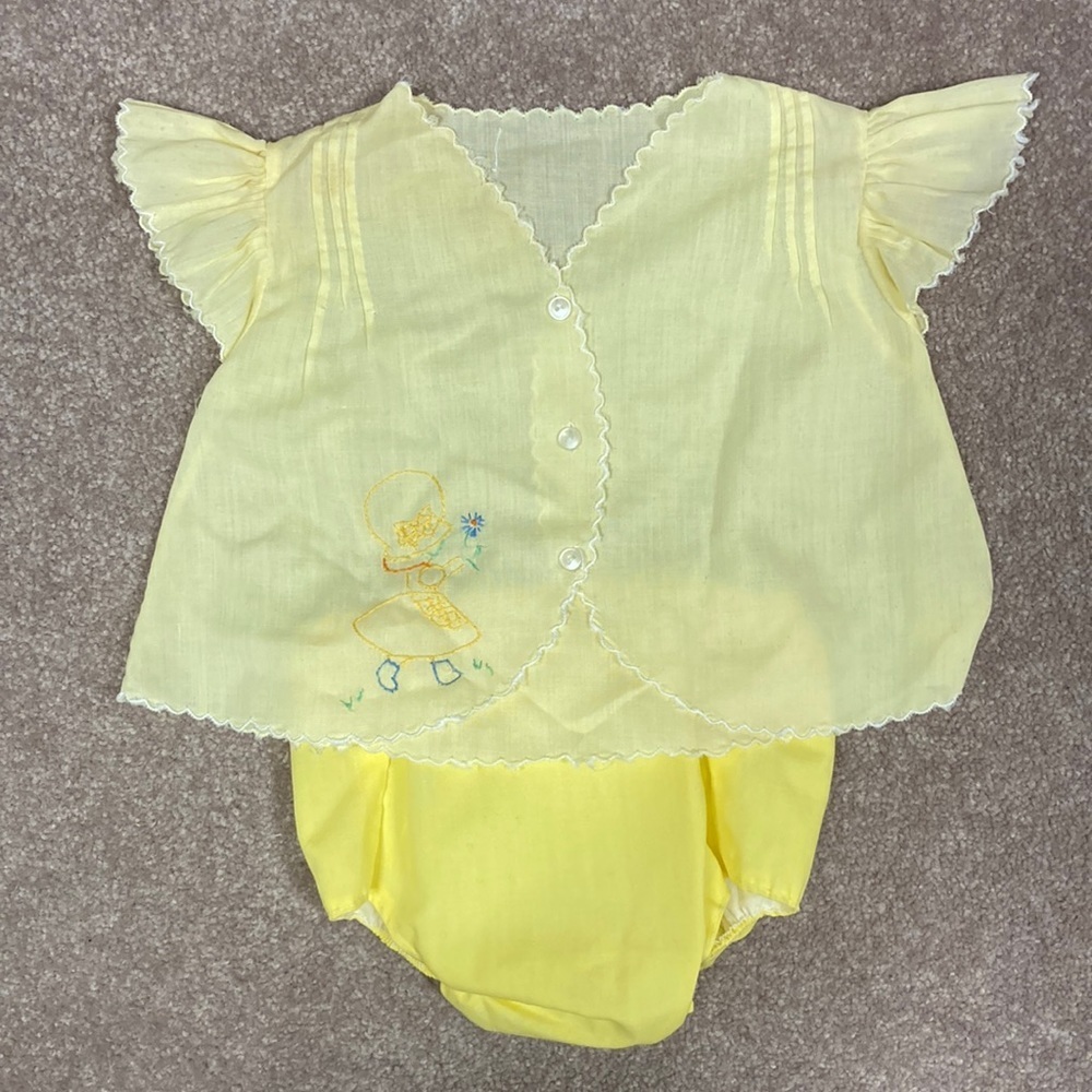 5/$20 Vintage 3 month yellow button needle point top